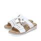 Kristallweiße Rieker Damen Pantoletten V0636-80 mit einem Klettverschluss. Schuhpaar seitlich schräg.