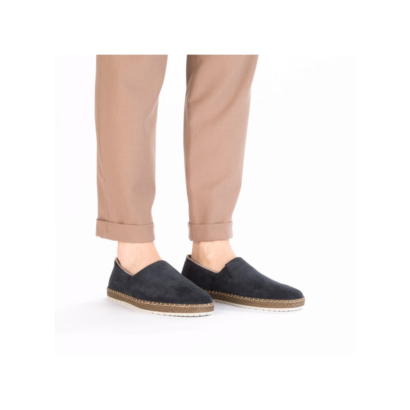 Blaue Rieker Herren Slipper B5285-14 mit einem Gummizug sowie Komfortweite G 1/2. Schuh am Fuß.