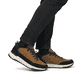 Braune Rieker Herren Sneaker Low U0102-68 mit wasserabweisender TEX-Membran. Schuh am Fuß.