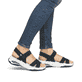 Schwarze vegane Rieker Damen Trekkingsandalen W3152-00 mit einem Klettverschluss. Schuh am Fuß.