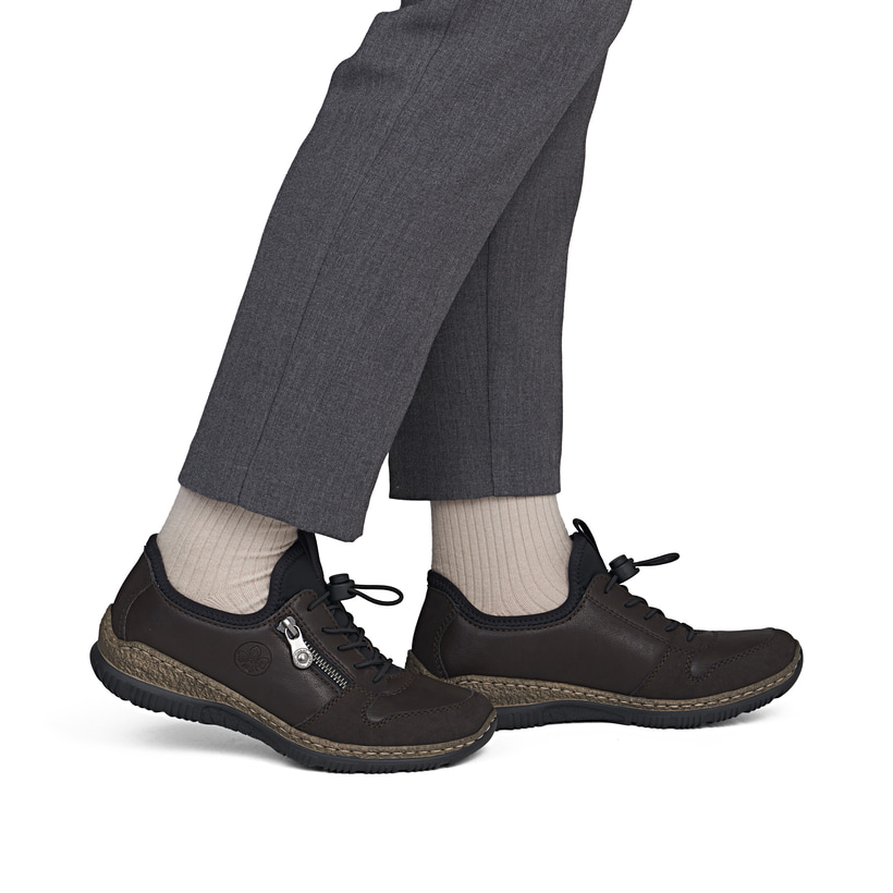 Dunkelbraune Rieker Damen Slipper N32G0-25 mit Deko-Reißverschluss. Schuh am Fuß.