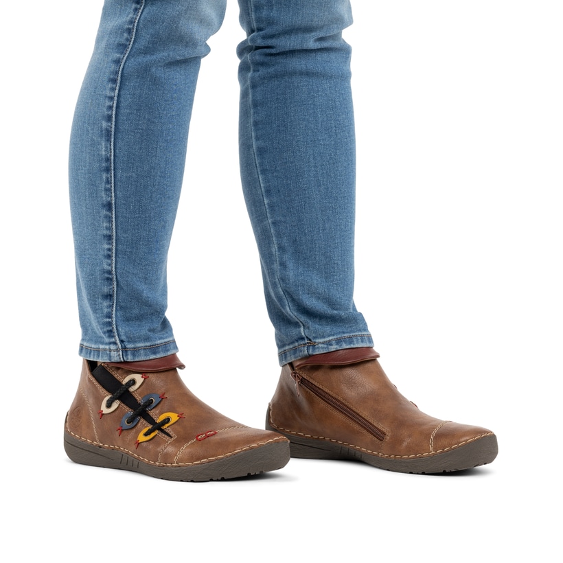 Zimtfarbene Rieker Damen Kurzstiefel 72581-21 mit farbenfrohen Details. Schuh am Fuß.