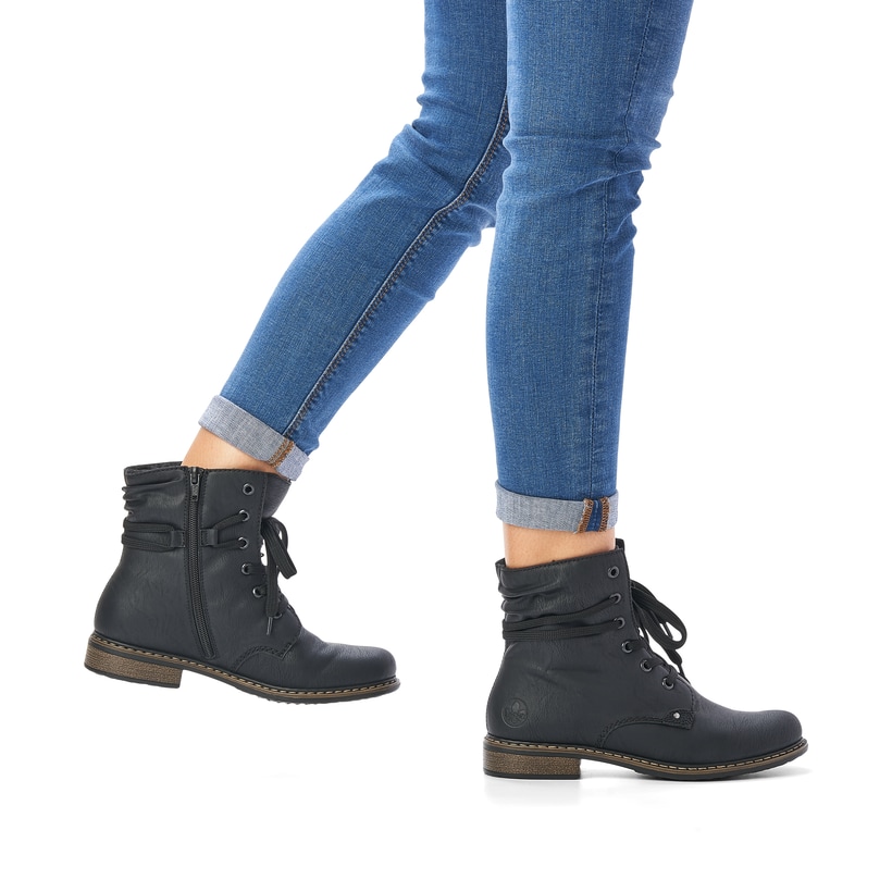 Schwarze Rieker Damen Schnürstiefel 71229-02 mit einem Reißverschluss. Schuh am Fuß.
