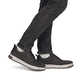Dunkelbraune Rieker Herren Sneaker Low 36005-25 aus Rauleder. Schuh am Fuß.