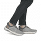 Graue Rieker Herren Slipper 06150-40 mit einem Gummizug sowie einem Gel-Fußbett. Schuh am Fuß.