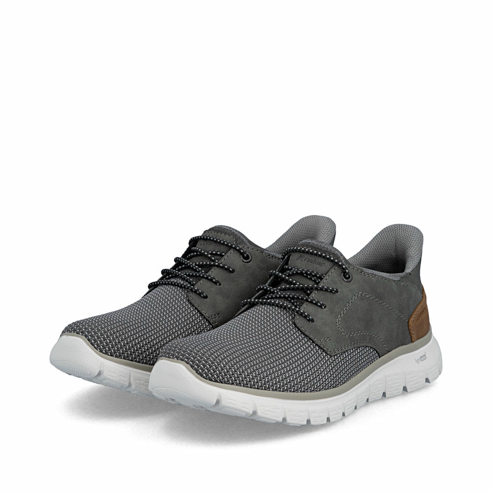 Graue Rieker Herren Slipper B6658-42 mit Ready2GO easy in Feature sowie Gummizug. Schuhpaar seitlich schräg.