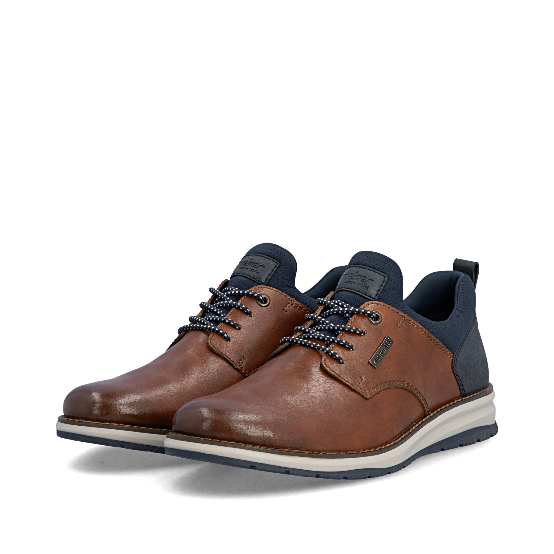 Braune Rieker Herren Slipper 14755-24 aus Glattleder. Schuhpaar seitlich schräg.