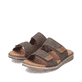 Braune Rieker Herren Pantoletten 24394-25 mit modernen Ziernähten. Schuhpaar seitlich schräg.
