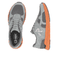 Graue Rieker Herren Sneaker Low 09100-45 mit einer Gummischnürung. Schuh von oben, liegend.