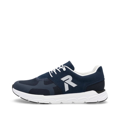 Blaue Rieker Herren Sneaker Low 09100-14 mit einer Gummischnürung. Schuh am Model.