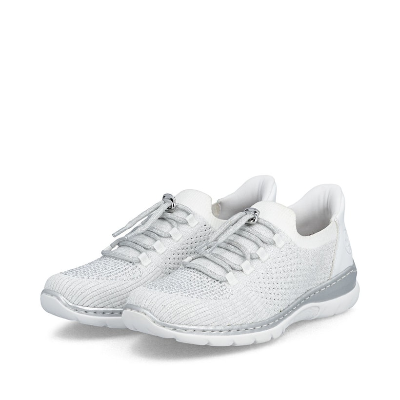 Silberne Rieker Damen Slipper L3261-90 mit easy Hineinschlüpf-Möglichkeit. Schuhpaar seitlich schräg.