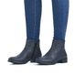 
Azurblaue Rieker Damen Stiefeletten 73455-14 mit Reißverschluss sowie Blockabsatz. Schuh am Fuß
