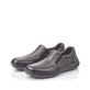 Schwarze Rieker Herren Slipper 03064-01 mit Elastikeinsatz sowie Extraweite H. Schuhpaar seitlich schräg.