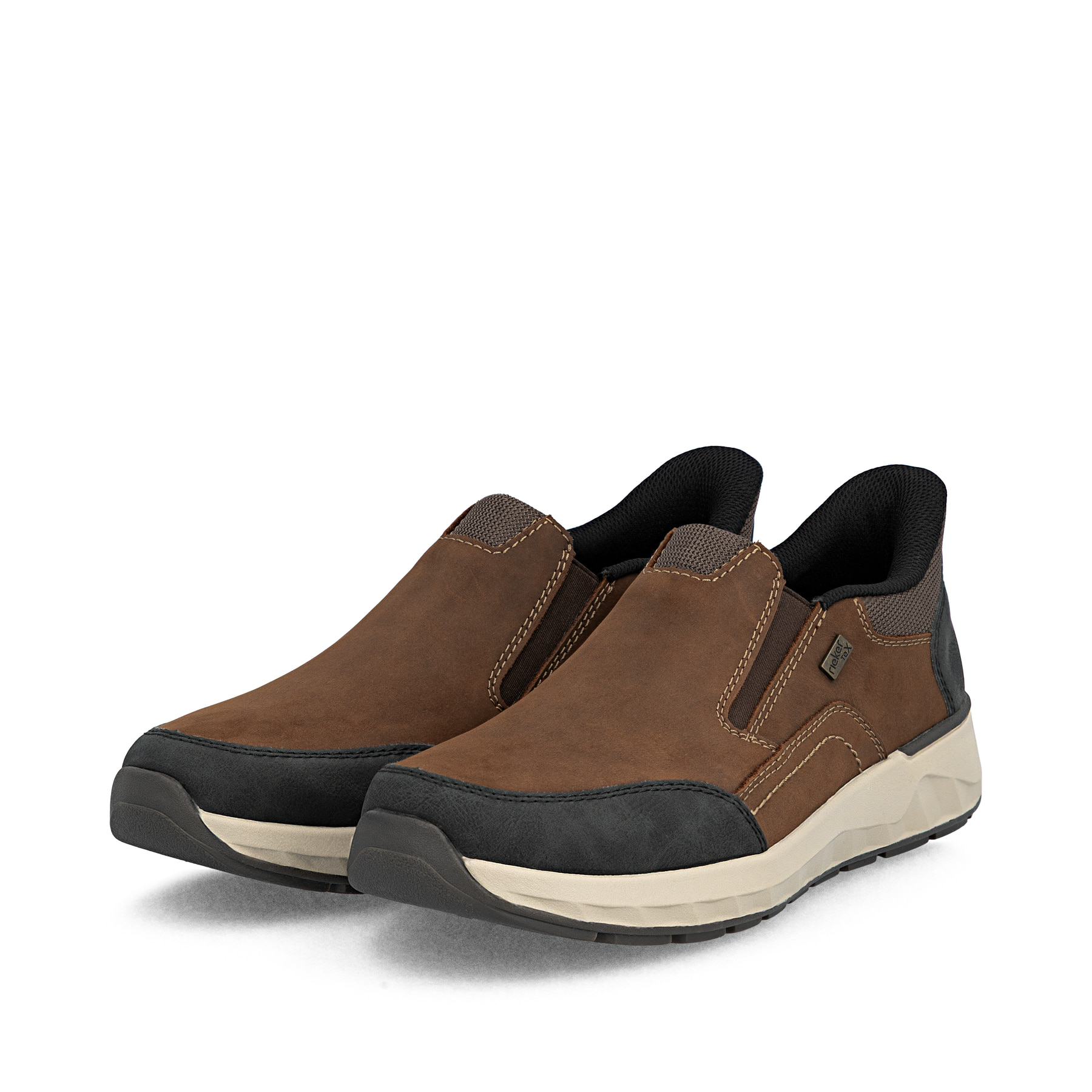 Braune Rieker Herren Slipper 11551-22 aus Rauleder. Schuhpaar seitlich schräg.