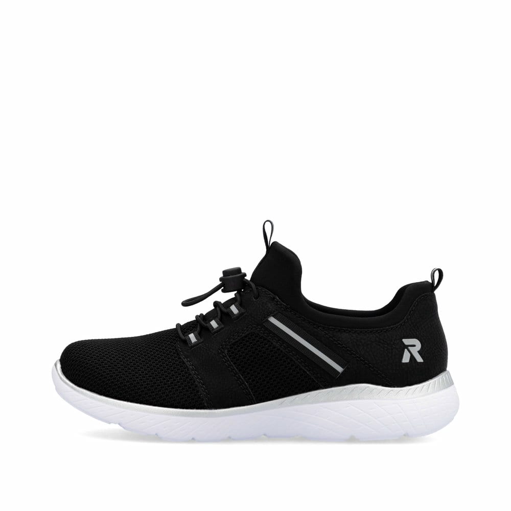 Schwarze Rieker Damen Slipper M5065-00 mit Gummizug sowie ultraleichter Sohle. Schuh Außenseite.