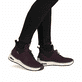 Rotschwarze Rieker Damen Slipper 44560-30 mit Rieker Air Sohlenfenster. Schuh am Fuß.