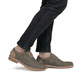 Grüne Rieker Herren Schnürschuhe 16504-54 mit der Extraweite H. Schuh am Fuß.