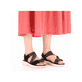 Schwarze Rieker Damen Riemchensandalen V8574-00 mit einem Klettverschluss. Schuh am Fuß.
