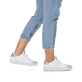 Weiße Rieker Damen Sneaker Low 41900-80 mit flexibler und super leichter Sohle. Schuh am Fuß.