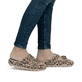 Mehrfarbige Rieker Damen Pantoletten P2450-90 mit einem Schnallen. Schuh am Fuß.