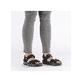 Schwarze Rieker Damen Trekkingsandalen 68851-02 mit einem Klettverschluss. Schuh am Fuß.