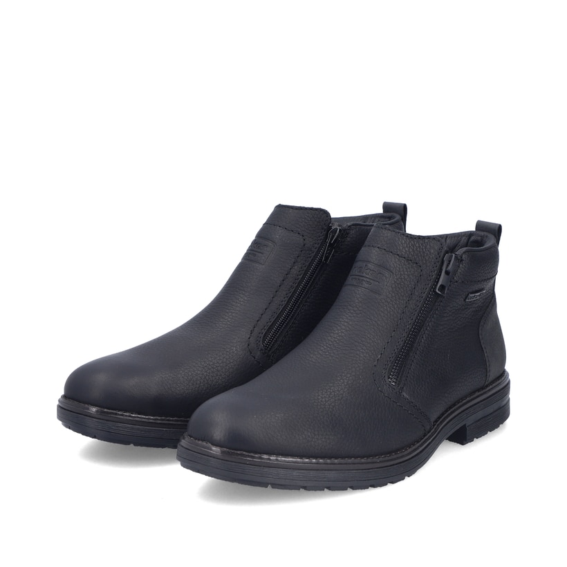 Schwarze Rieker Herren Kurzstiefel 33452-00 aus Glattleder. Schuhpaar seitlich schräg.