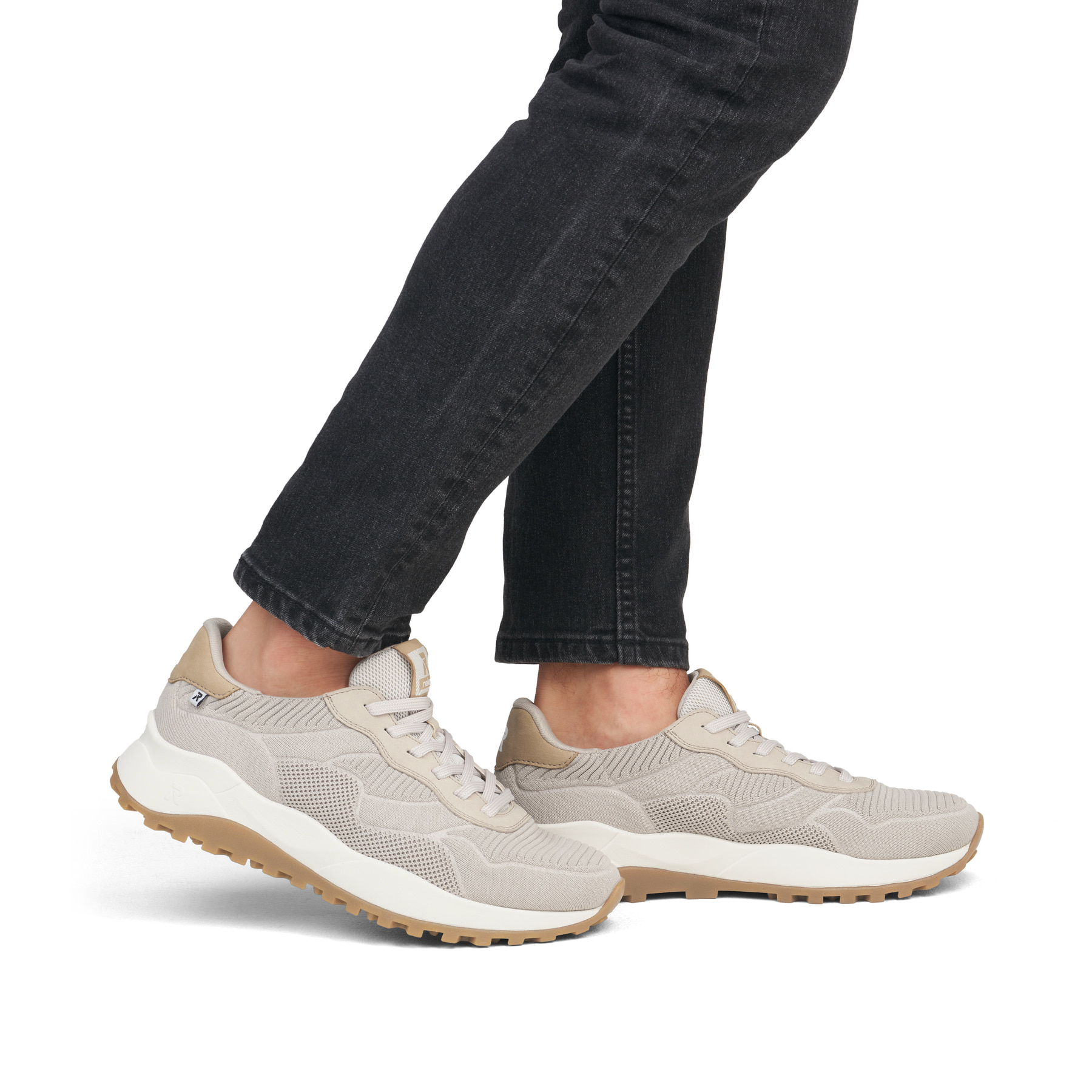 Beige waschbare Rieker Herren Sneaker Low U1302-62 mit einer Schnürung. Schuh am Fuß.