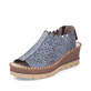 Blaue Rieker Keilsandaletten 60355-14 mit einem Elastikeinsatz sowie Löcheroptik. Schuh seitlich schräg.