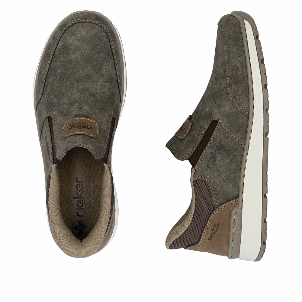 Braungraue Rieker Herren Slipper B9057-25 mit einem Gummizug sowie Extraweite H. Schuh von oben, liegend.