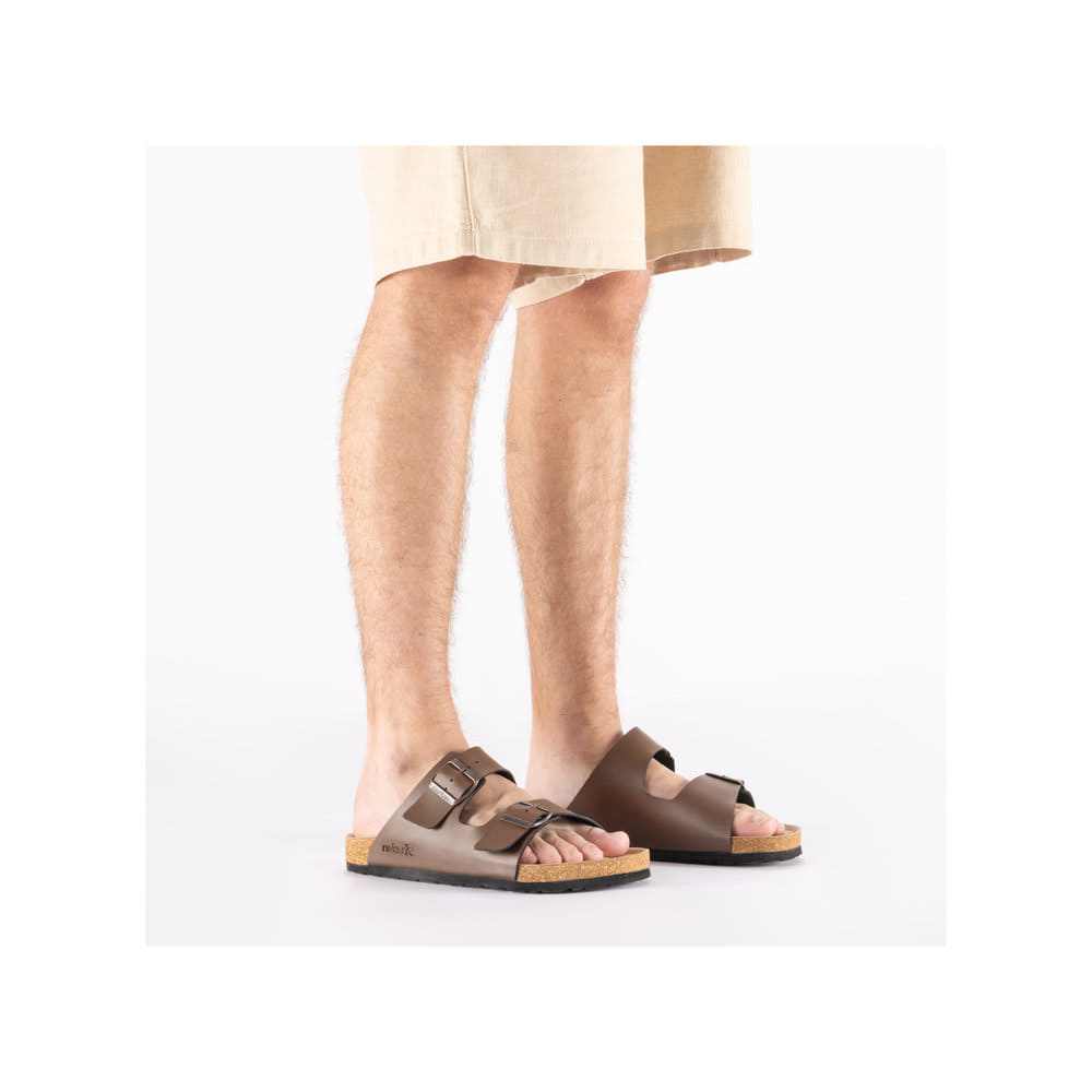 Mules Rieker marron pour homme 22190-22 avec boucles. Chaussure au pied.