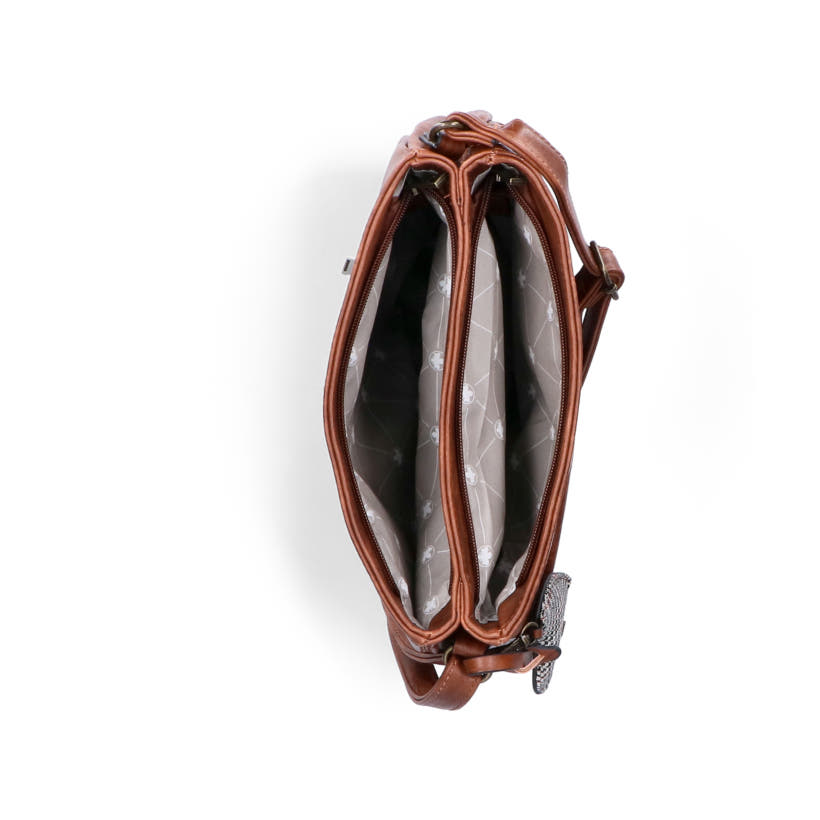 Sac bandoulière Rieker H1005-22 en marron avec fermeture éclair et pendentif en forme de cœur. Ouvert.
