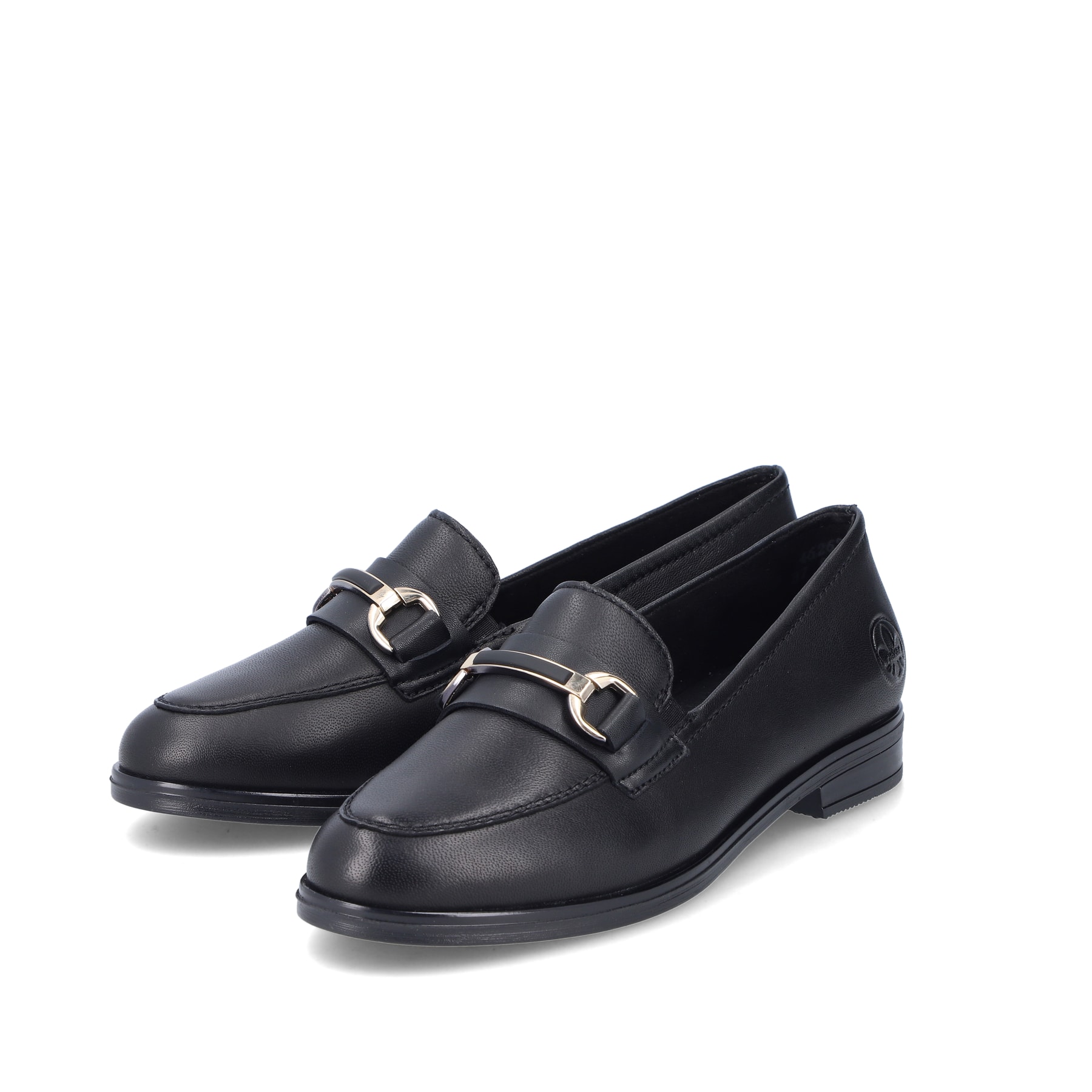 Mocassins Rieker noirs pour femme 46262-01 en cuir lisse. Chaussures inclinées sur le côté.