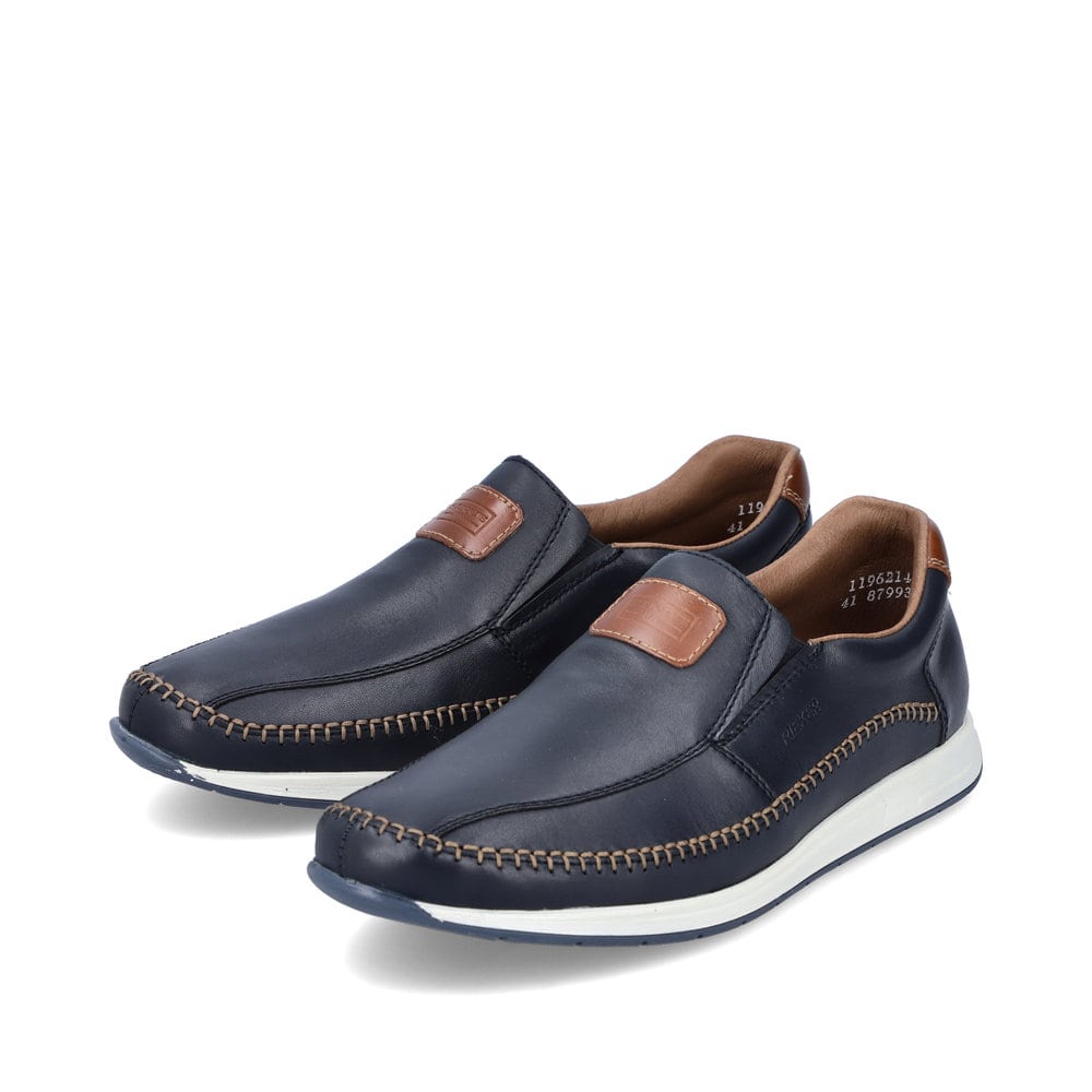 Blaue Rieker Herren Slipper 11962-14 aus Glattleder mit modernen Ziernähten. Schuhpaar seitlich schräg.