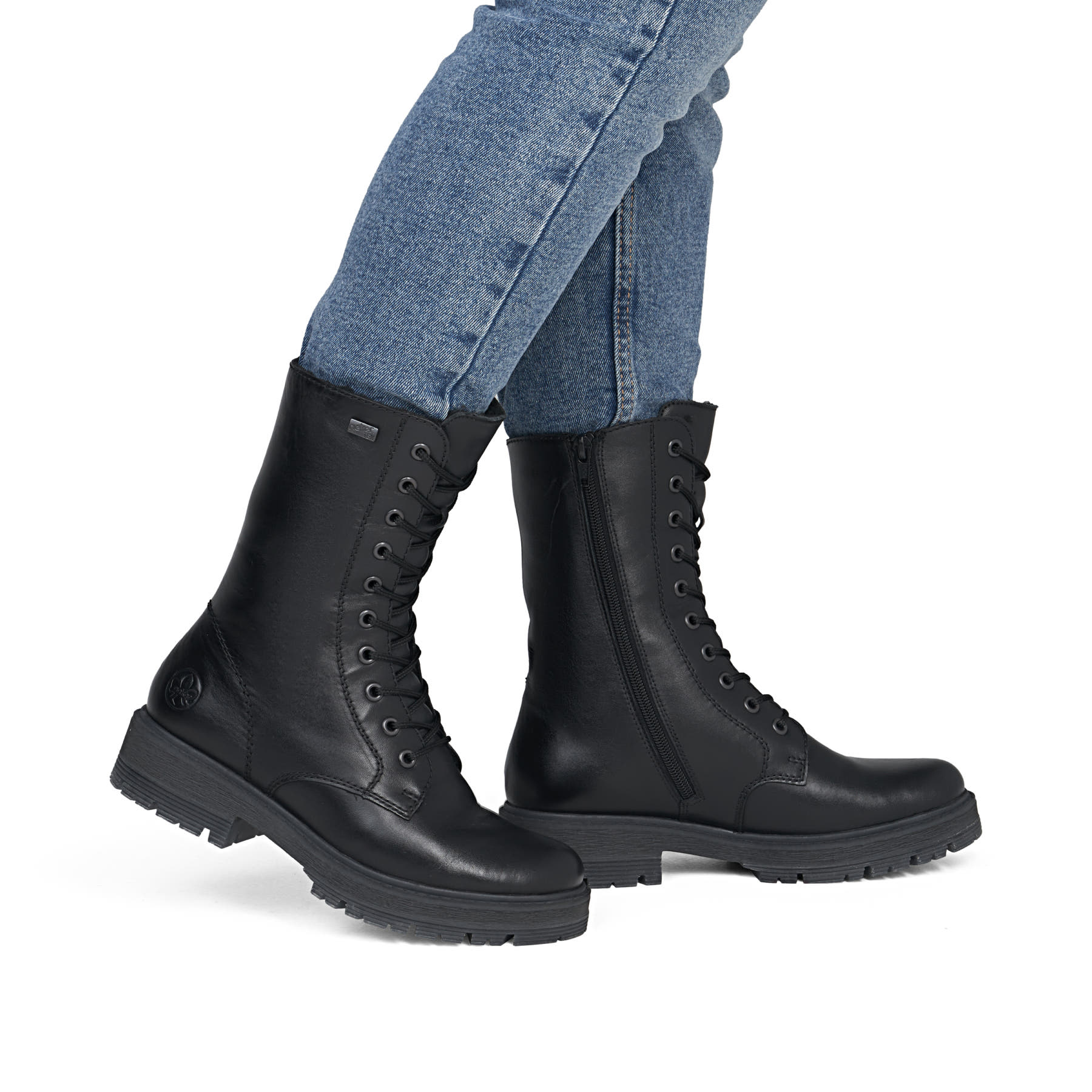 Schwarze Rieker Damen Schnürstiefel 75801-00 aus Glattleder. Schuh am Fuß.