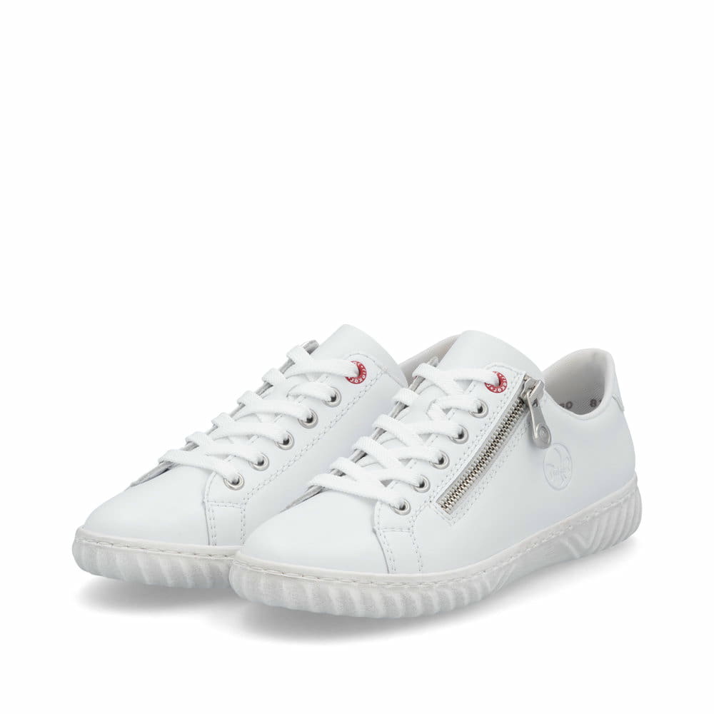 Baskets basses Rieker blanches pour femme N0900-81 en cuir lisse. Chaussures inclinées sur le côté.