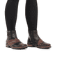Dunkelblau-weinrote Rieker Damen Kurzstiefel Z9356-90 mit einem Reißverschluss. Schuh am Fuß.