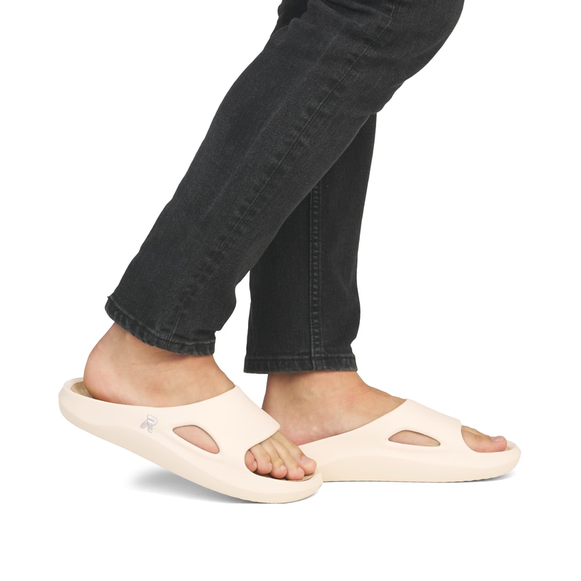 Beige Rieker Herren Pantoletten U3350-60 mit flexibler und ultraleichter Sohle. Schuh am Fuß.