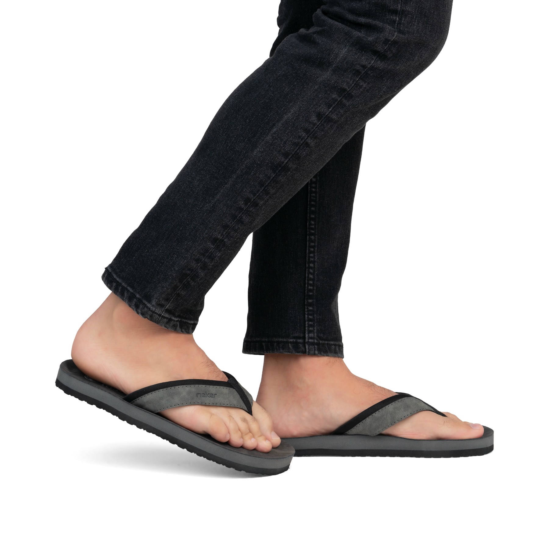 Graue Rieker Herren Zehentrenner 20151-45 mit der Komfortweite G. Schuh am Fuß.