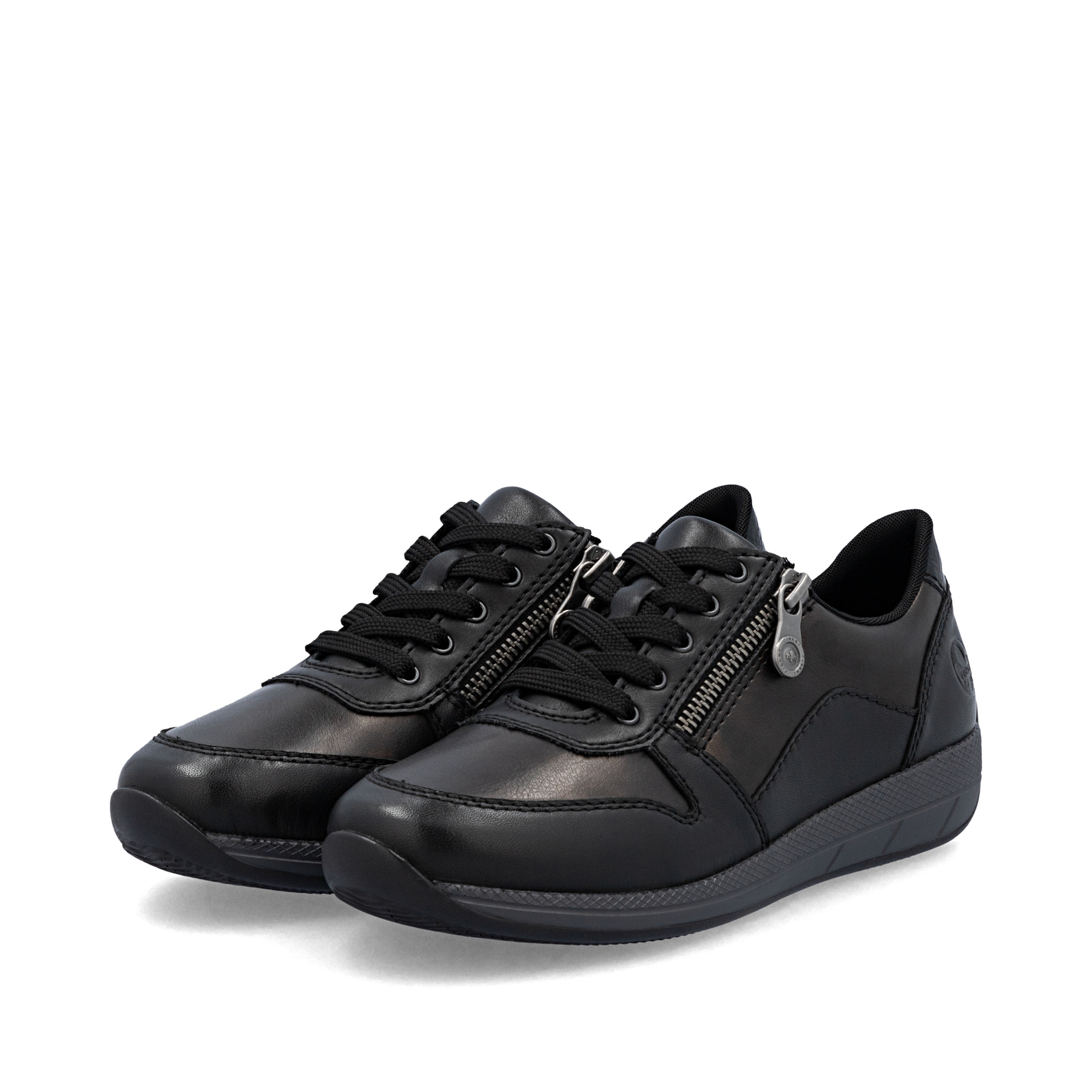 Schwarz-dunkelbraune Rieker Damen Sneaker Low N1100-25 aus Glattleder. Schuhpaar seitlich schräg.