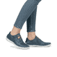 Blaue Rieker Damen Schnürschuhe 52528-14 mit einer extra weichen Decksohle. Schuh am Fuß.