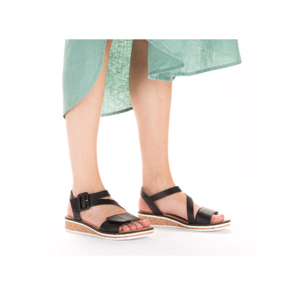 Schwarze Rieker Keilsandaletten V3660-02 mit trendigen Schnalle. Schuh am Fuß.