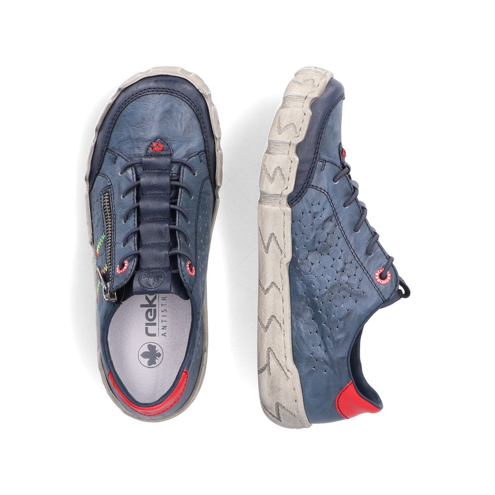 Mocassins Rieker bleus femme L0357-12 avec coutures modernes élégantes. Chaussure vue de dessus, couchée.