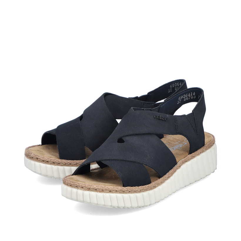 Blaue Rieker Keilsandaletten 69264-14 mit einem Gummizug sowie der Extraweite H. Schuhpaar seitlich schräg.