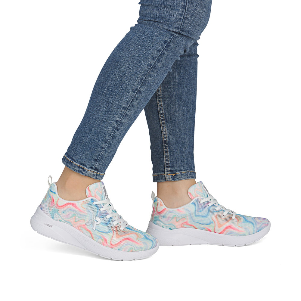 Fehler zu lang: Mehrfarbige vegane Rieker Damen Schnürschuhe M8500-90 mit herausnehmbarer Einlegesohle. Schuh am Fuß.