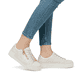 Weiße Rieker Damen Sneaker Low N4914-80 mit einem Reißverschluss. Schuh am Fuß.