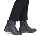Bottes à lacets Rieker bleues femmes 72222-14 avec laçage enveloppant. Chaussure au pied.