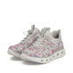 Mehrfarbige Rieker Damen Slipper M6081-90 mit floralem Muster sowie Gummizug. Schuhpaar seitlich schräg.
