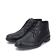 
Mitternachtsschwarze Rieker Herren Slipper 10330-00 mit einer robusten Profilsohle. Schuhpaar schräg.