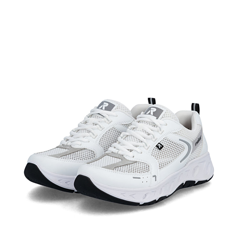 Weiße Rieker Damen Sneaker Low M6501-80 mit einer Schnürung sowie Komfortweite G. Schuhpaar seitlich schräg.