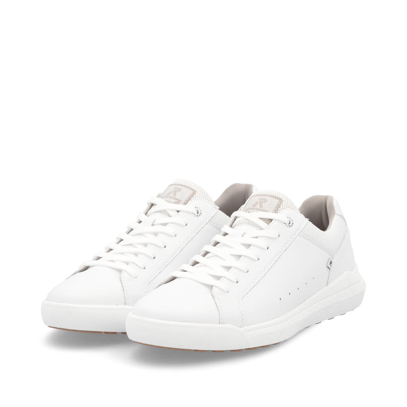 Baskets basses Rieker blanches homme U1100-80 en cuir lisse avec lacets. Chaussures inclinées sur le côté.